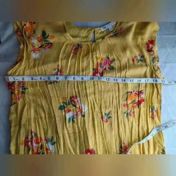 DR2 Yellow Floral Blouse with Back Keyhole High Low Bottom Cap Sleeves Size M - Picture 7 of 10